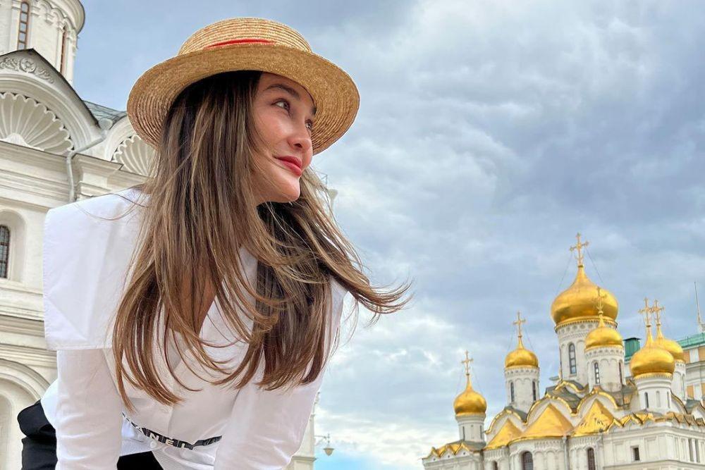 10 Potret Luna Maya di Moscow, Kurang Uang saat Makan Kaviar