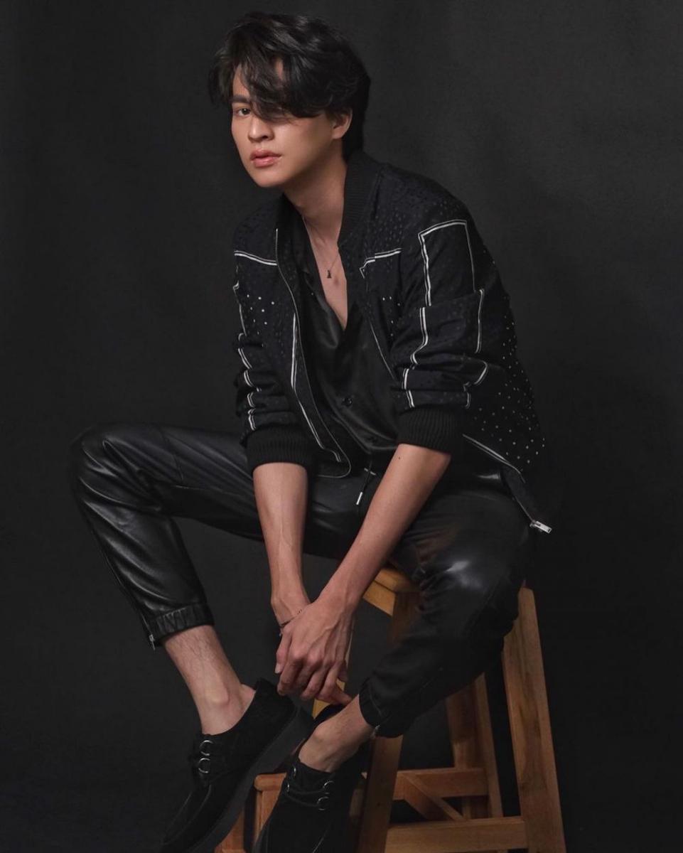 inspirasi outfit cowok mamba ala Gulf Kanawut (instagram.com/gulfkanawut)