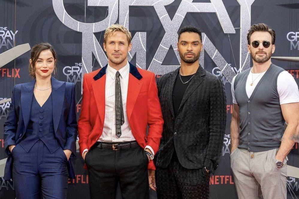 10 Potret Pemain The Gray Man di Red Carpet, Bertabur Bintang Banget!