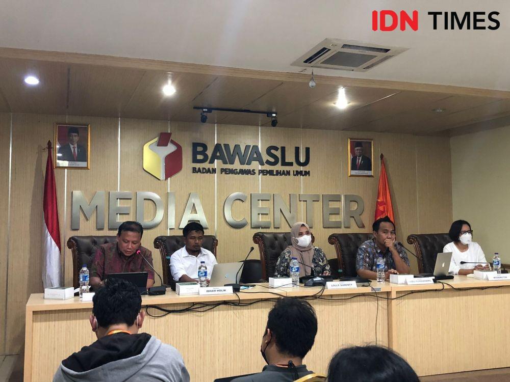 Diskusi publik Bawaslu terkait Potensi Kerawanan dalam Pemilu, dihadiri Komisioner KPU Idham Holik, Koordinator Divisi Pencegahan Partisipasi Masyarakat Bawaslu Lolly Suhenti, dan Penggiat Demokrasi Abhan, di Kantor Bawaslu, Selasa (19/7/2022). (IDN Times/Melani Putri)