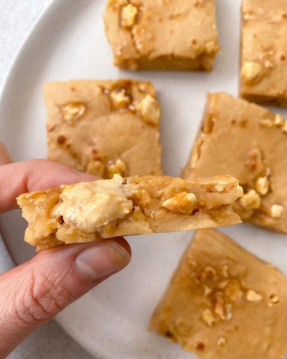 ilustrasi caramilk blondies (www.instagram.com/macr0mike)
