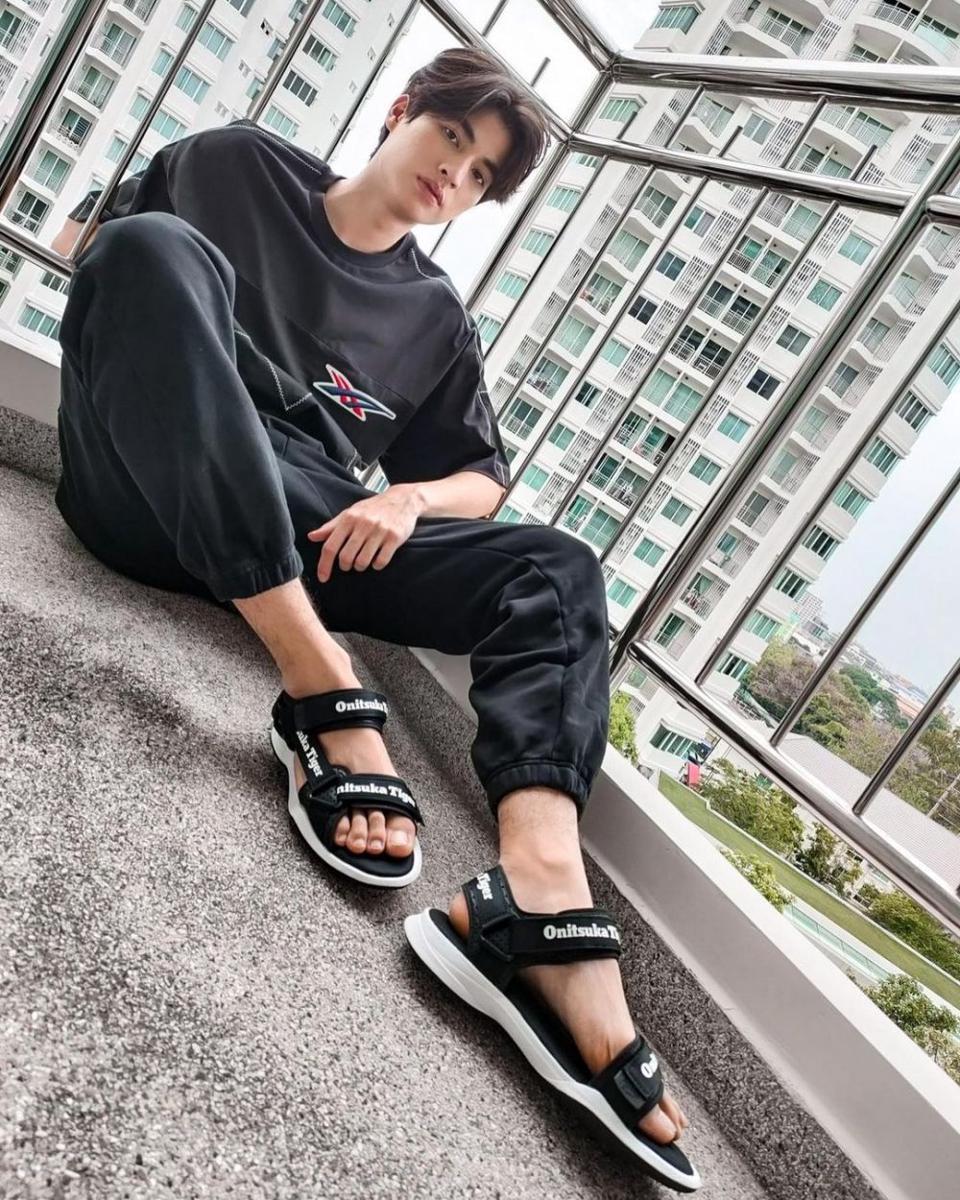 inspirasi outfit cowok mamba ala Gulf Kanawut (instagram.com/gulfkanawut)