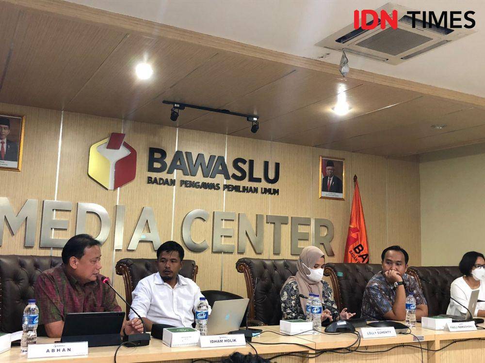 Diskusi publik Bawaslu terkait Potensi Kerawanan dalam Pemilu, dihadiri Komisioner KPU Idham Holik, Koordinator Divisi Pencegahan Partisipasi Masyarakat Bawaslu Lolly Suhenti, dan Penggiat Demokrasi Abhan, di Kantor Bawaslu, Selasa (19/7/2022). (IDN Times/Melani Putri)
