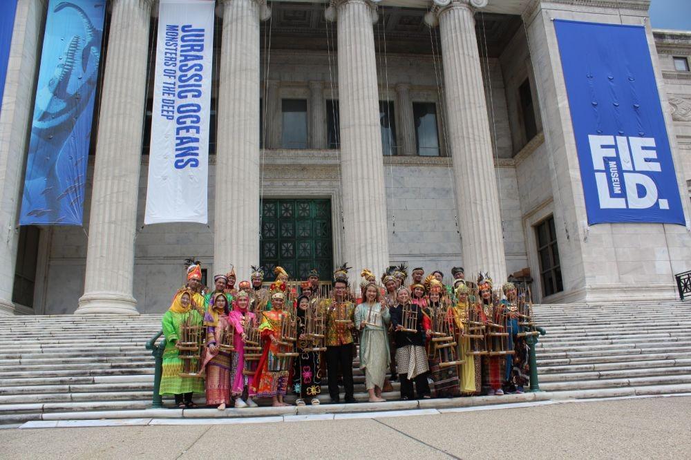 Tim Muhibah Angklung unjuk kebolehan di Chicago, AS. (dok. KJRI Chicago)