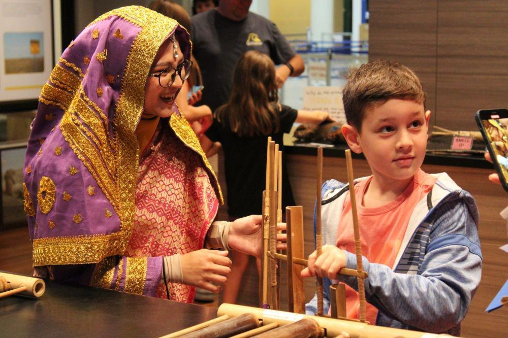Tim Muhibah Angklung unjuk kebolehan di Chicago, AS. (dok. KJRI Chicago)