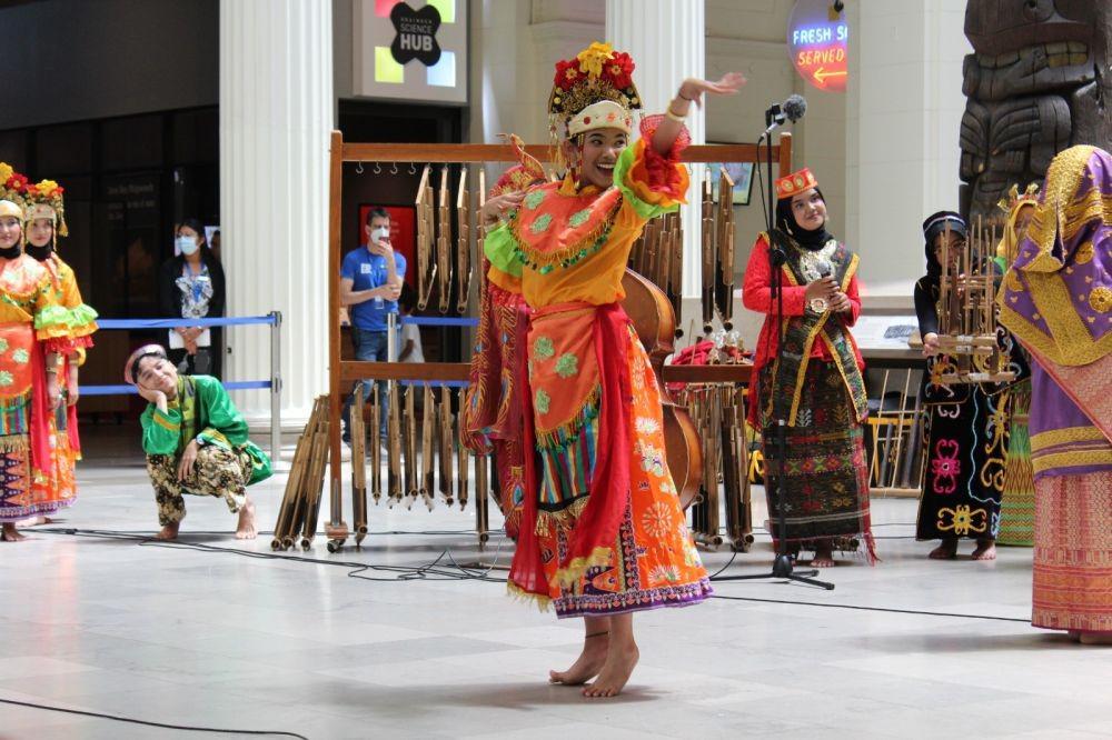 Tim Muhibah Angklung unjuk kebolehan di Chicago, AS. (dok. KJRI Chicago)