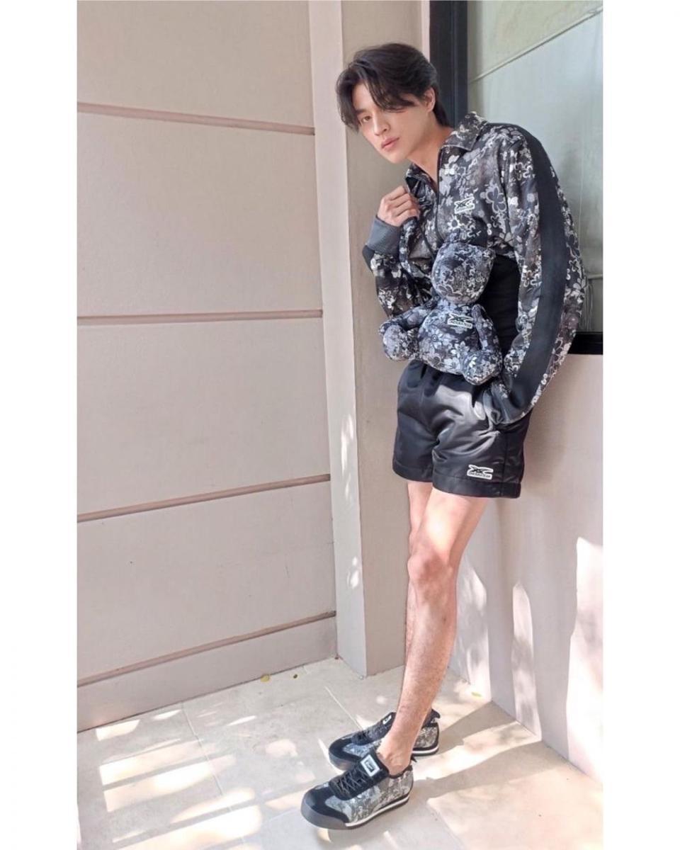 inspirasi outfit cowok mamba ala Gulf Kanawut (instagram.com/gulfkanawut)