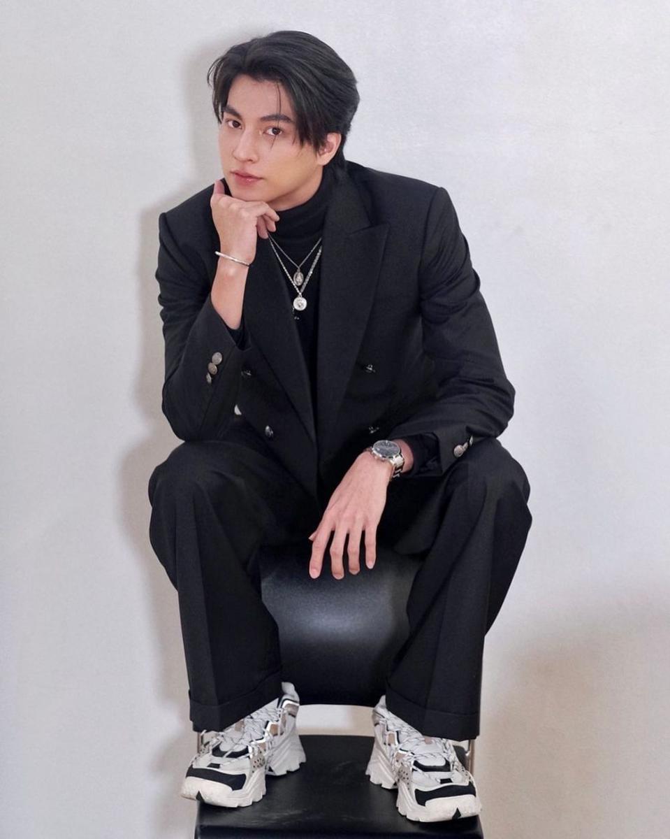 inspirasi outfit cowok mamba ala Gulf Kanawut (instagram.com/gulfkanawut)