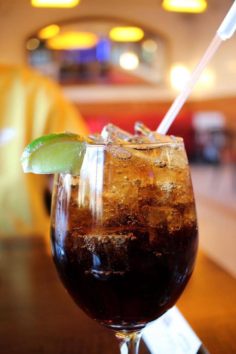 ilustrasi cherry coke (unsplash.com/Crystal Jo)