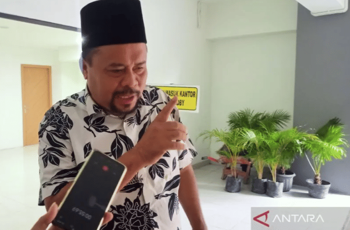 Anggota DPRD NTB Najamuddin Moestafa memberikan keterangan pers usai bertemu jaksa perihal adanya surat kuasa dari Gubernur NTB Zulkieflimansyah ketika masih menjabat Anggota DPR RI untuk mengambil dana Rp1,45 miliar ke Ketua DPW PKB NTB Hadrian Irfani pada 9 Juli 2018 di Gedung Kejati NTB, Selasa (19/7/2022). ANTARA/Dhimas B.P