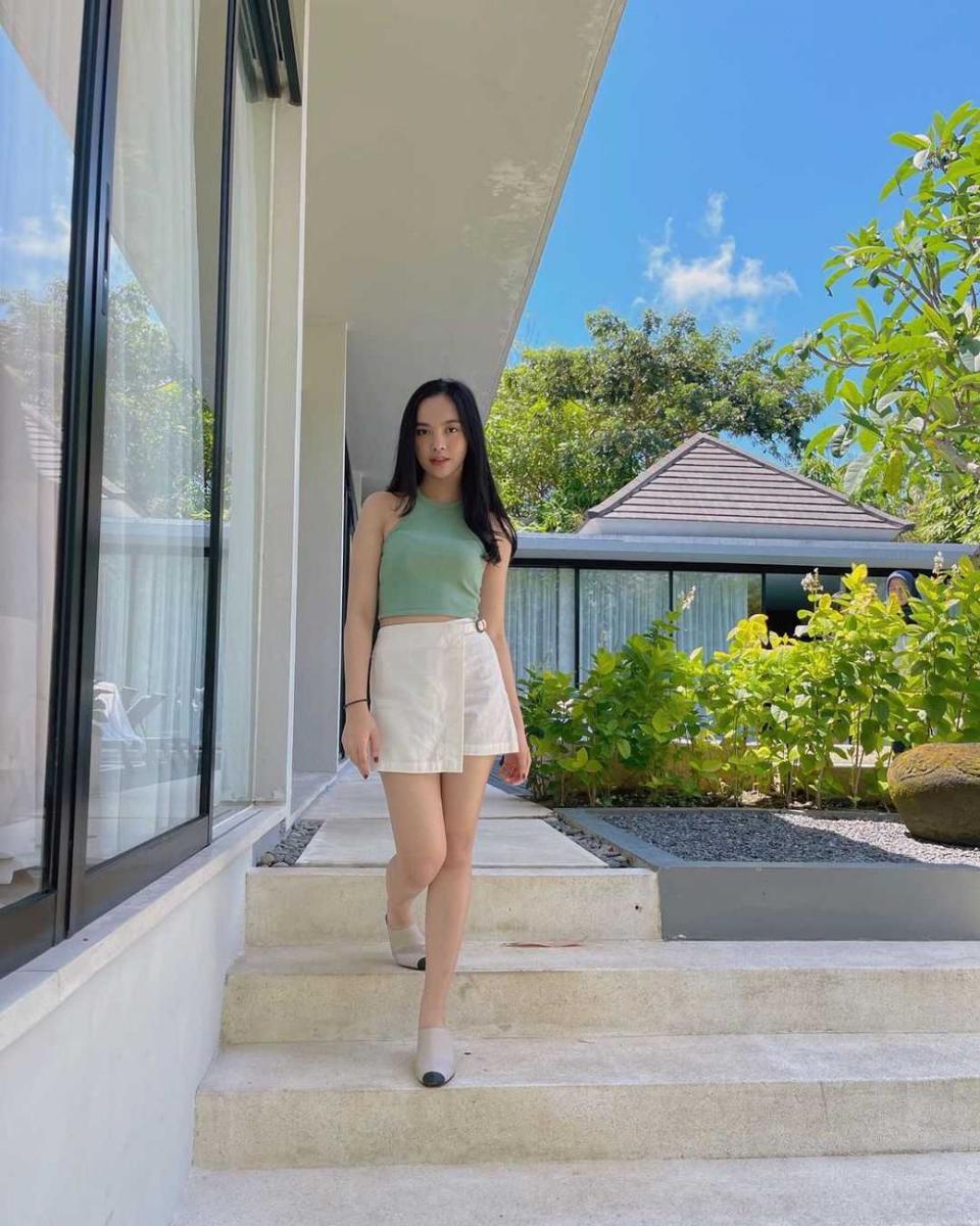 Lyodra dengan mini skirt putih. (ig/lyodraofficial)