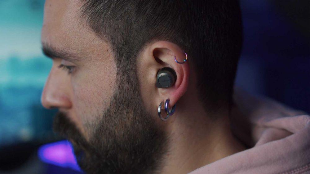 ilustrasi menggunakan earphone (unsplash.com/Onur Binay)