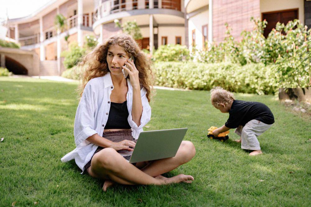 ilustrasi ibu melakukan multitasking (pexels.com/Yan Krukov)