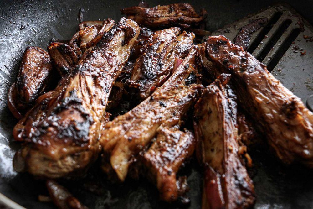 Resep Iga Kambing Panggang Saus Barbecue, Tidak Perlu Dibakar