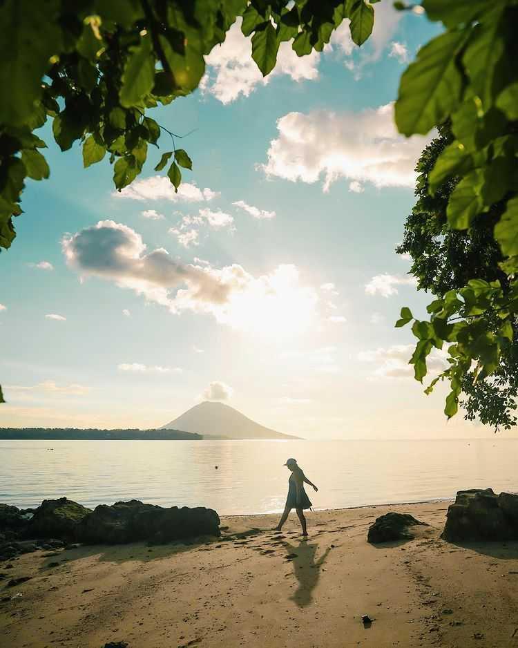 Taman Nasional Bunaken (instagram.com/goinwherethewindblows)