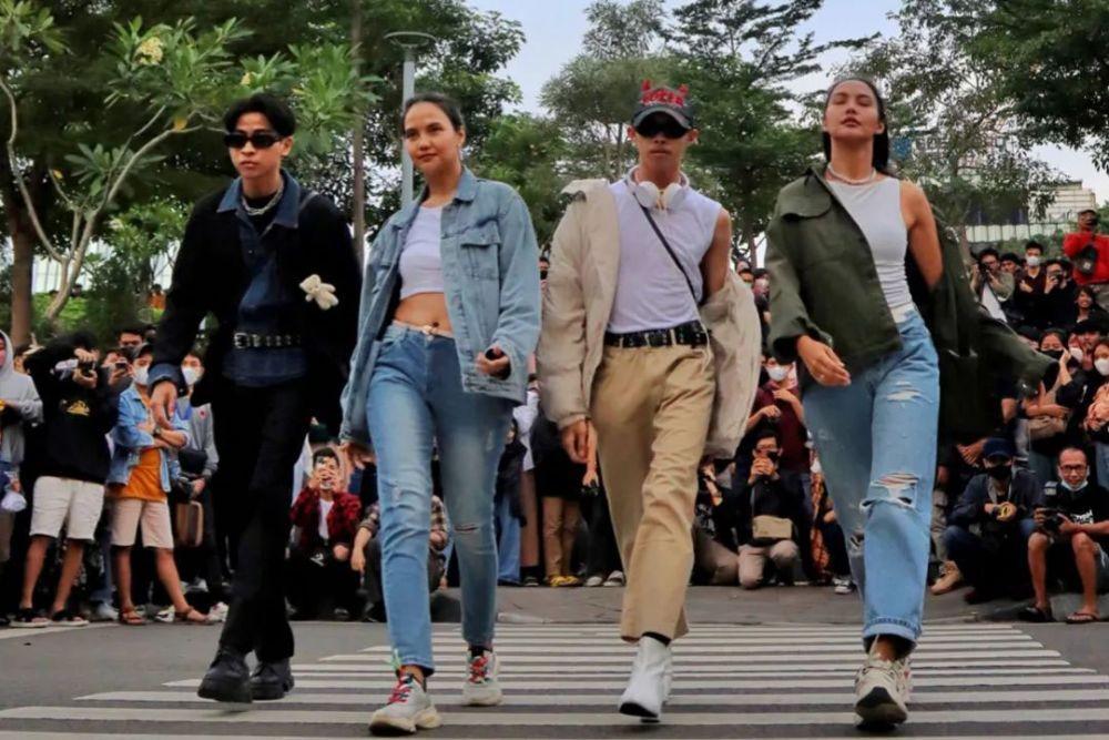 10 Potret Valerie dan Veronika Twins, Catwalk di Citayam Fashion Week