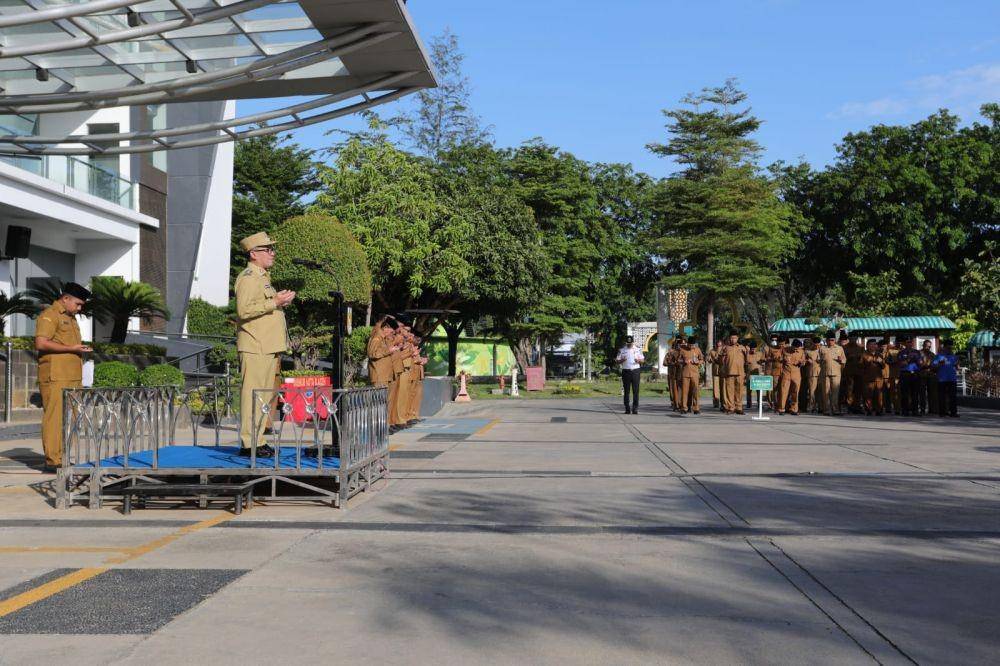 Penjabat (Pj) Wali Kota Banda Aceh, Bakri Siddiq, memimpin apel perdana. (Dokumentasi Humas Pemko Banda Aceh untuk IDN Times)