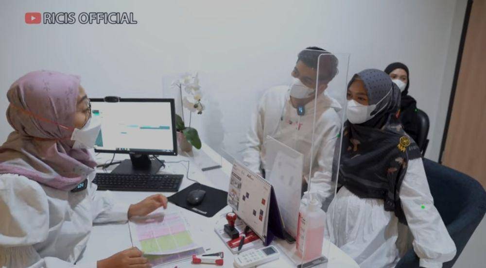Ria Ricis periksa kandungan. (youtube.com/Ricis Official)