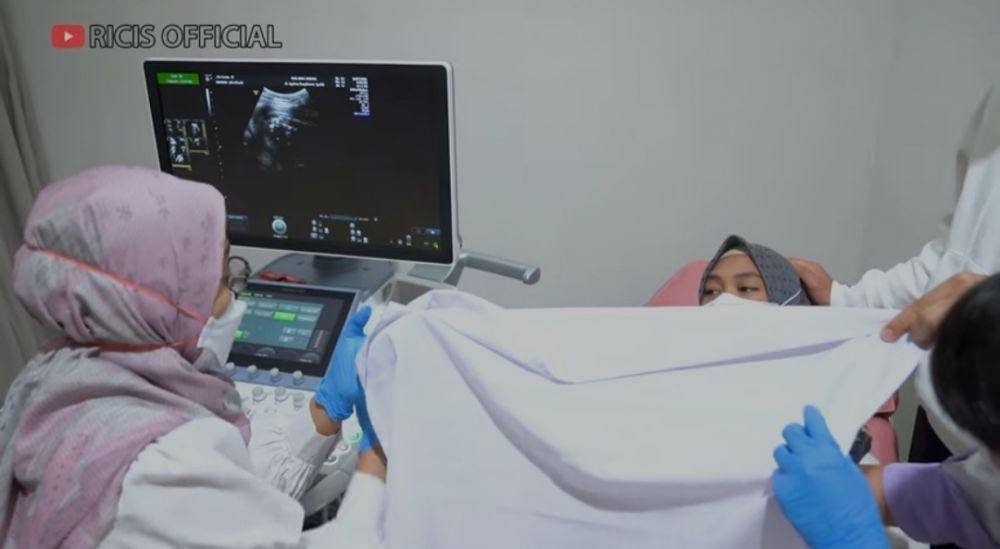 Ria Ricis periksa kandungan. (youtube.com/Ricis Official)