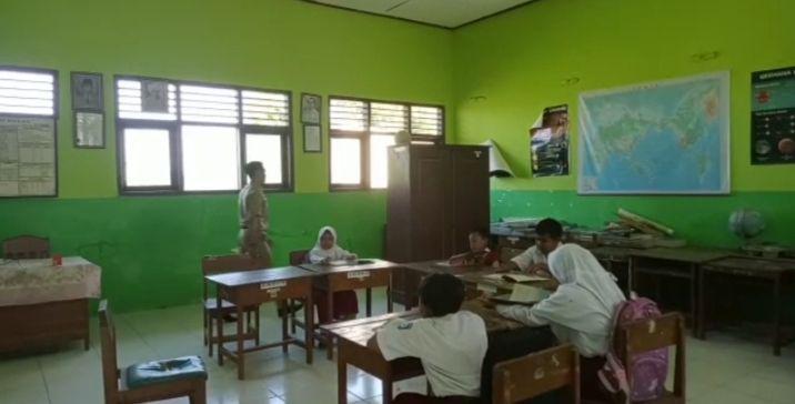 Murid Sekolah Dasar Negeri Ngimbang, Tuban saat menggelar kegiatan belajar mengajar. Dok Istimewa