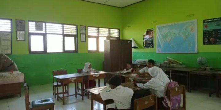 Murid Sekolah Dasar Negeri Ngimbang, Tuban saat menggelar kegiatan belajar mengajar. Dok Istimewa