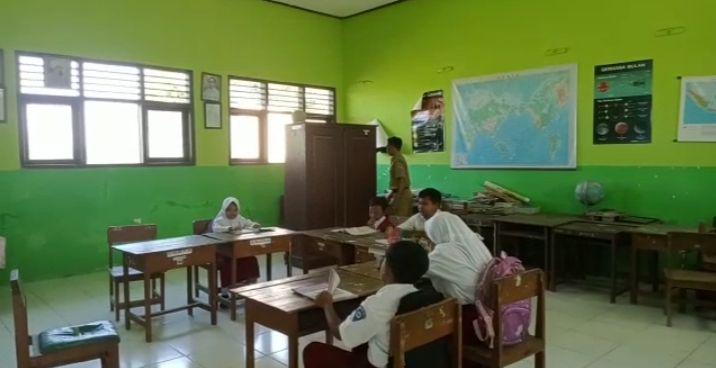 Murid Sekolah Dasar Negeri Ngimbang, Tuban saat menggelar kegiatan belajar mengajar. Dok Istimewa
