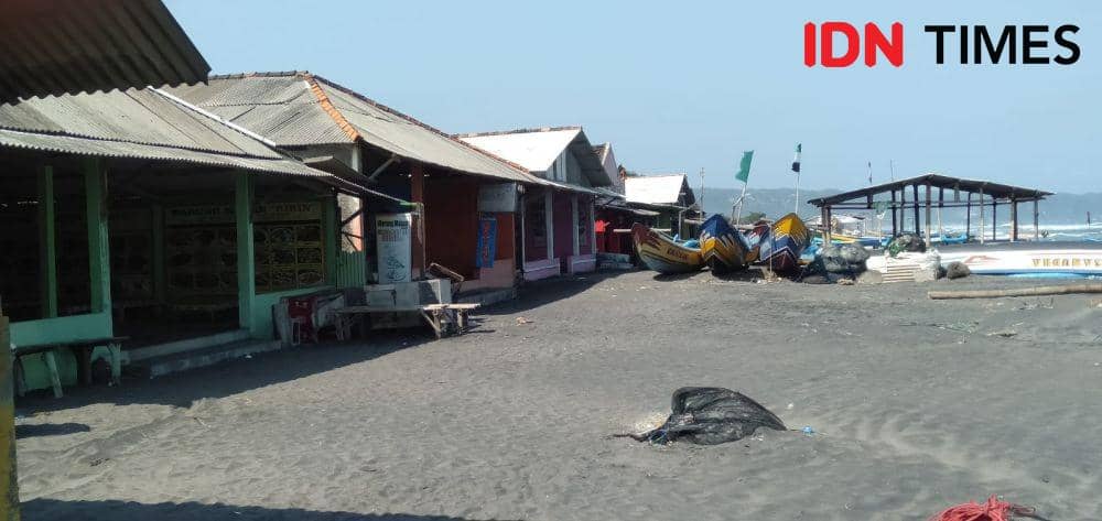 Kondisi Pantai Depok usai diterjang gelombang pasang.(IDN Times/Daruwaskita)