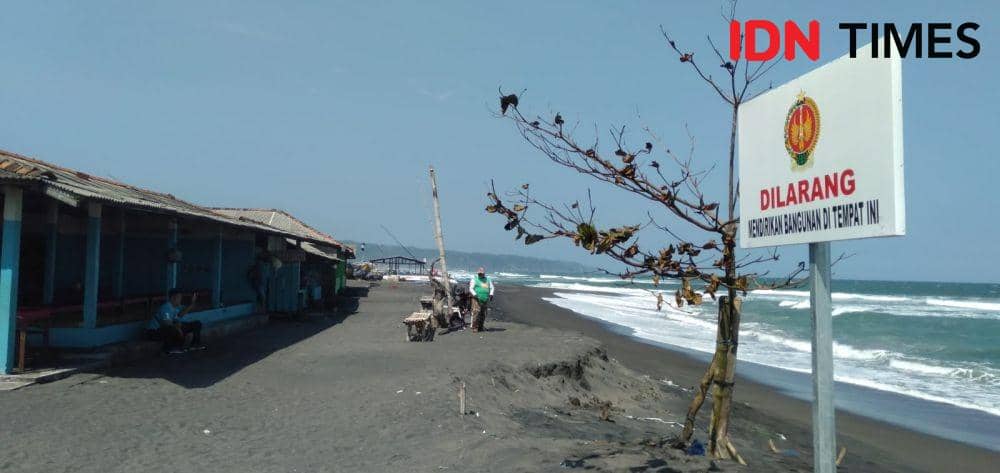 Kondisi Pantai Depok usai diterjang gelombang pasang.(IDN Times/Daruwaskita)
