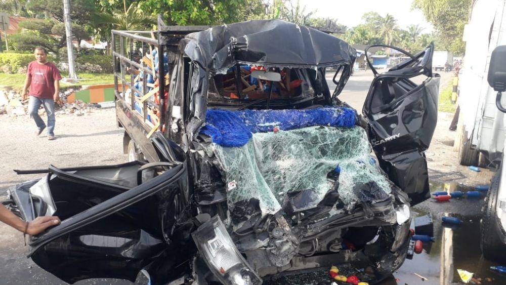 Kondisi mobil pick up yang remuk terlibat laka lantas dengan mobil colt diesel di Binjai (IDN Times/ istimewa)