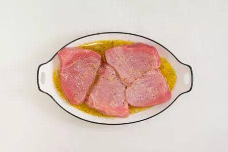 ilustrasi merendam ayam dengan lemon (thespruceeats.com)