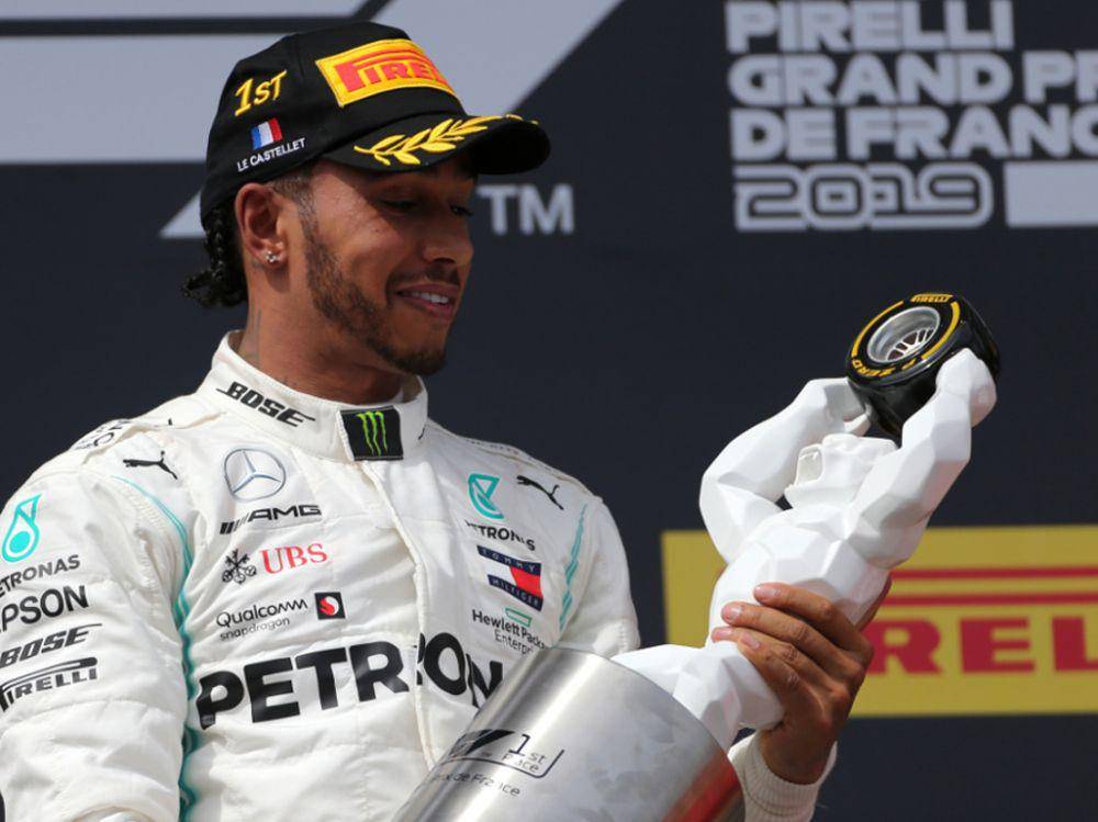 Lewis Hamilton memegang trofi Formula 1 GP Prancis. (planetf1.com)
