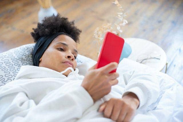 ilustrasi mengakses media sosial (pexels.com/Kampus Production)