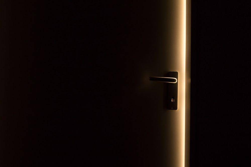 potret pintu dari dalam ruangan (pexels.com/lalesh aldarwish)