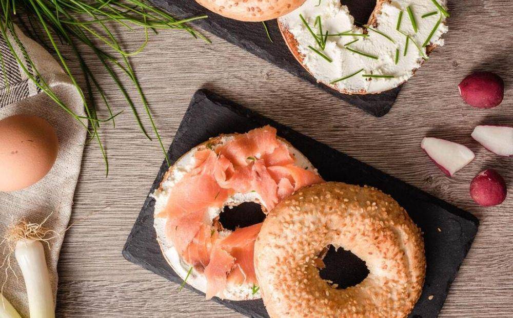 ilustrasi sandwich bagel salmon asap (pexels.com/Lucie Liz)