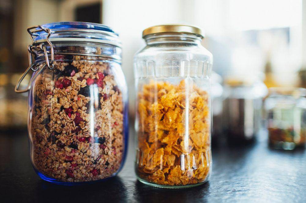 ilustrasi granola dalam jar (pexels.com/Markus Spiske)