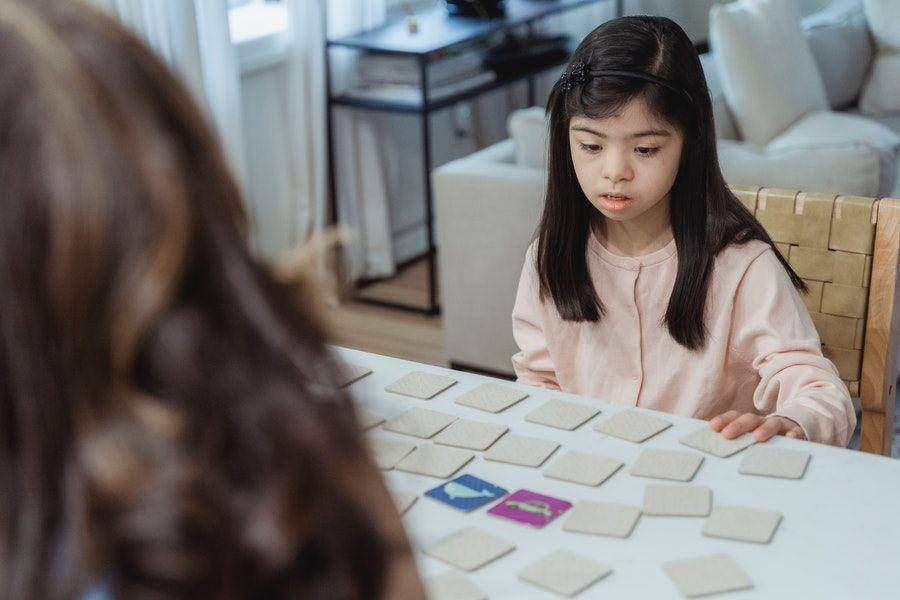ilustrasi anak dengan spektrum autisme (pexels.com/Nicola Barts)