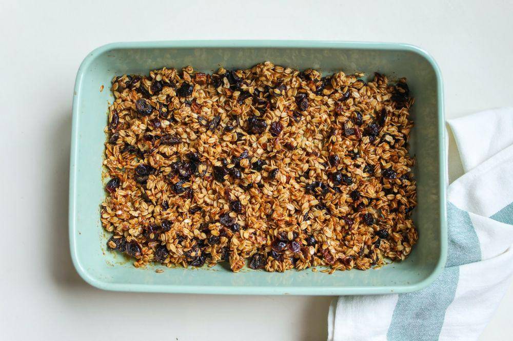 ilustrasi granola dalam loyang (pexels.com/Polina Tankilevitch)