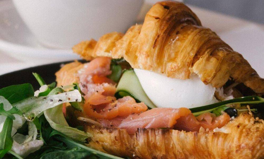 ilustrasi salmon croissant (pexels.com/Vitaly)