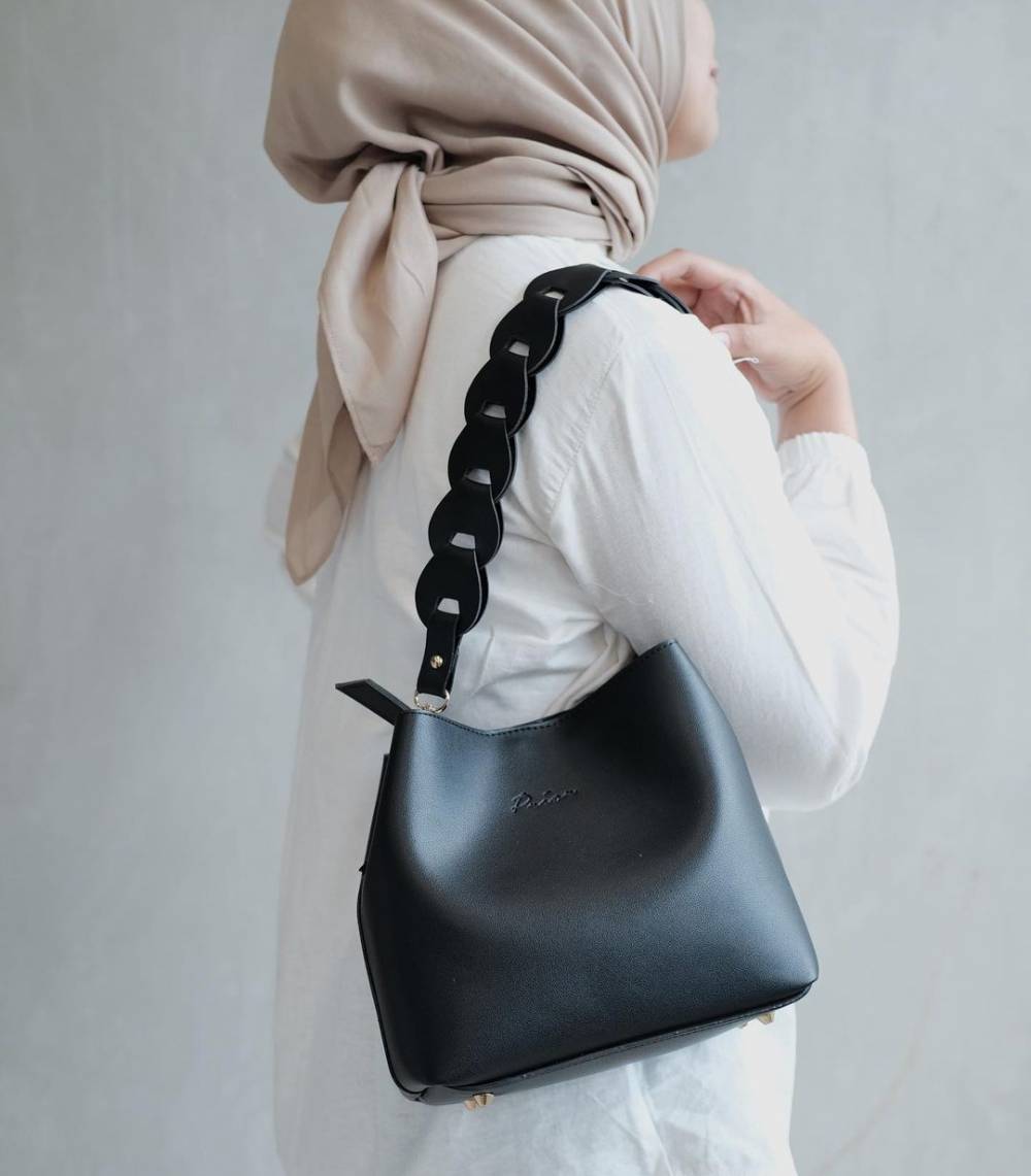Alice bag black (instagram.com/prior.id)