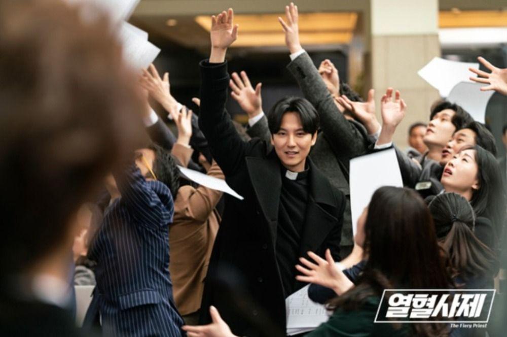 Kim Nam Gil di The Fiery Priest (dok. SBS/The Fiery Priest)