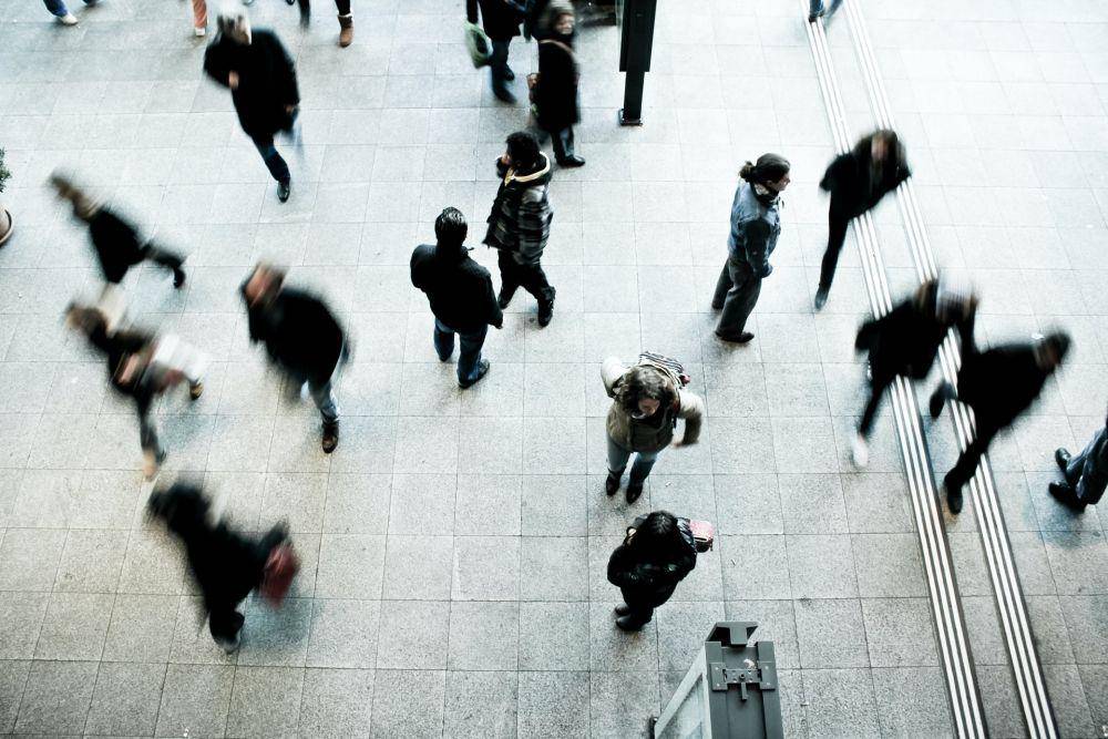 Seseorang sedang berdiri di tengah keramaian. (unsplash.com/Timon Studler)