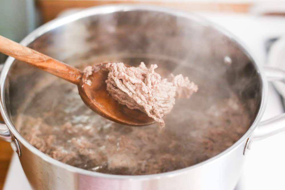 ilustrasi mengungkep daging sapi (legit.ng)