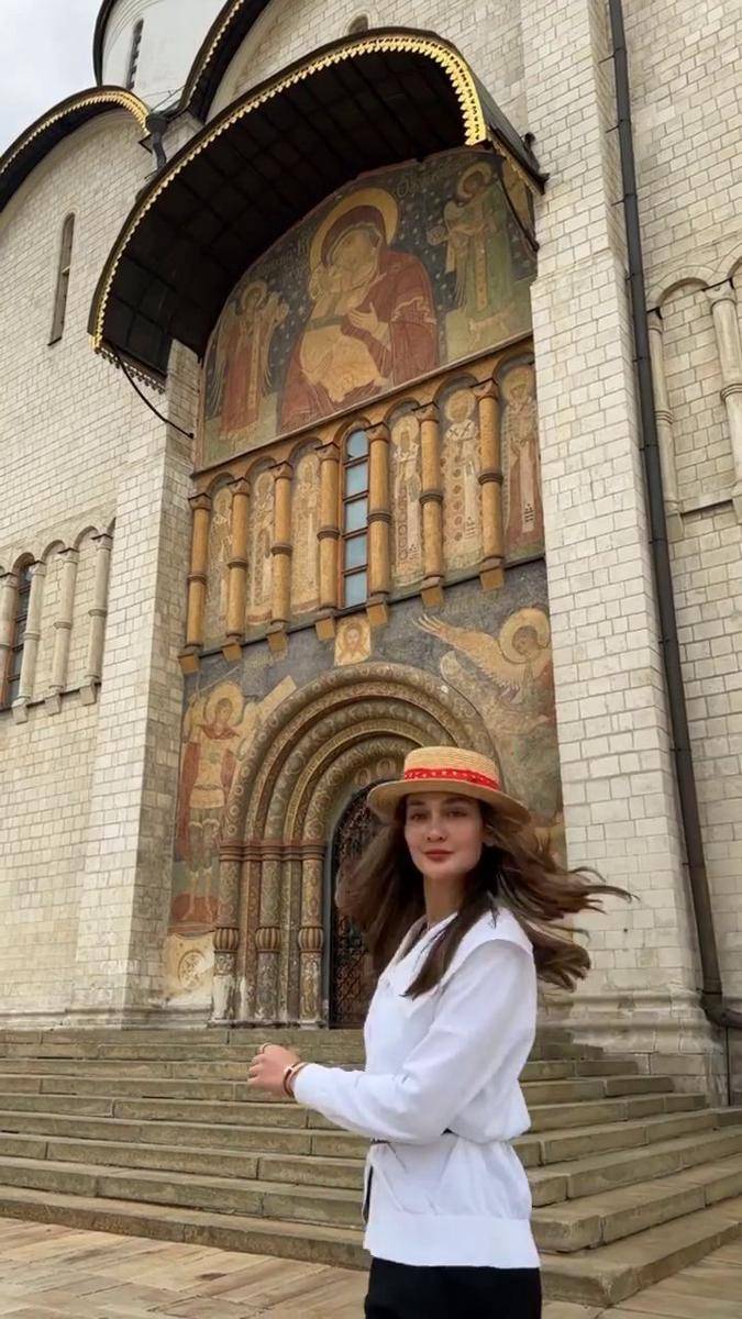 Luna Maya di Moscow (Instagram.com/lunamaya)