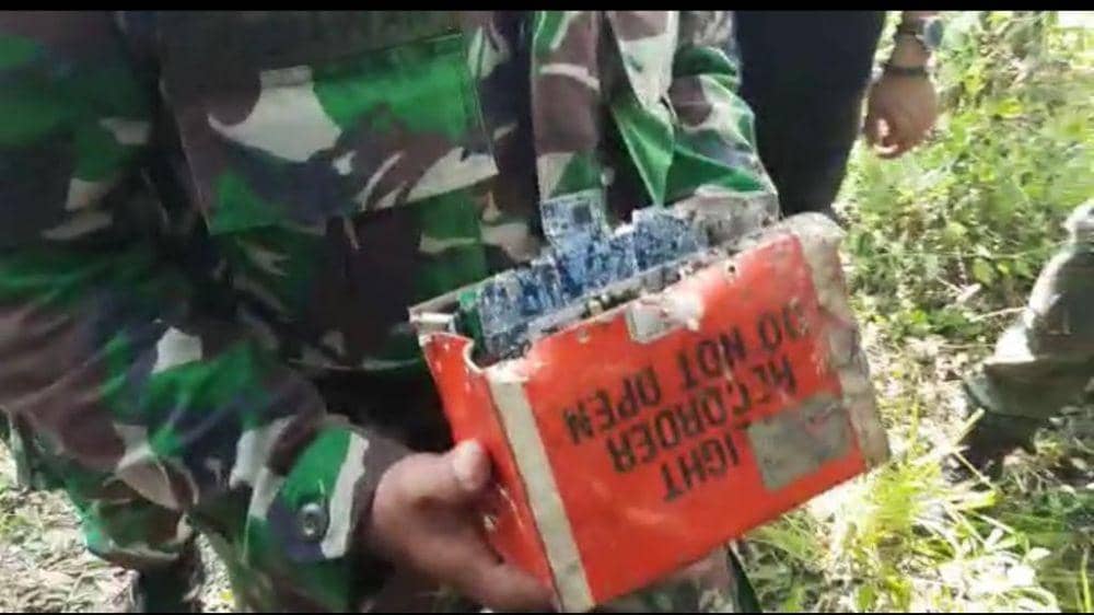 [BREAKING] Ditemukan Kotak Warna Orange di Lokasi Jatuhnya Pesawat Tempur TNI
