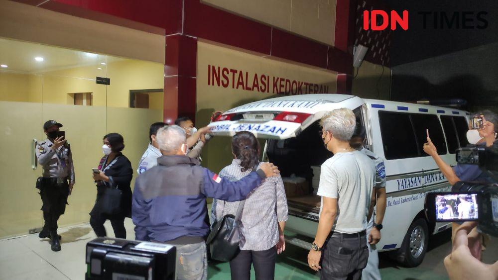 Tangis Iringi Jenazah Shinto Korban Kecelakaan Cibubur di RS Polri