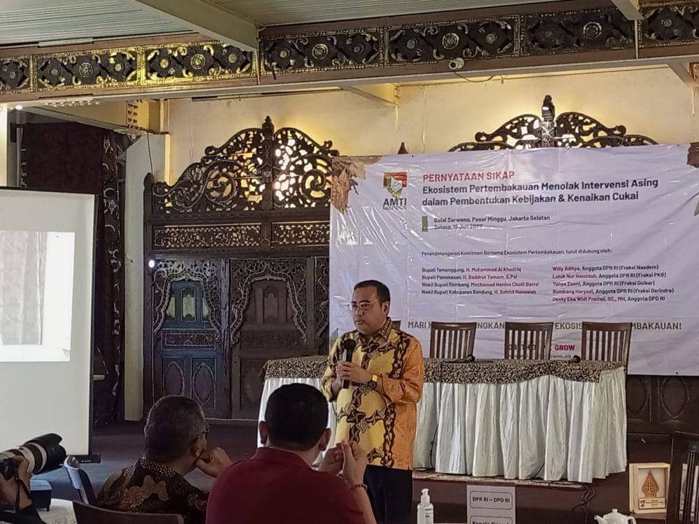 Anggota DPR RI Fraksi Golkar, Yahya Zaini, di Cilandak, Jakarta Selatan, pada Selasa (19/7/2022). (IDN Times/Hafit Yudi Suprobo)