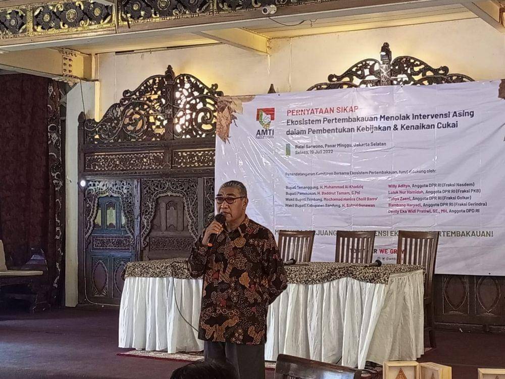 Ketua AMTI Budidoyo saat memberikan keterangan pers di Cilandak, Jakarta Selatan, pada Selasa (19/7/2022). (IDN Times/Hafit Yudi Suprobo)