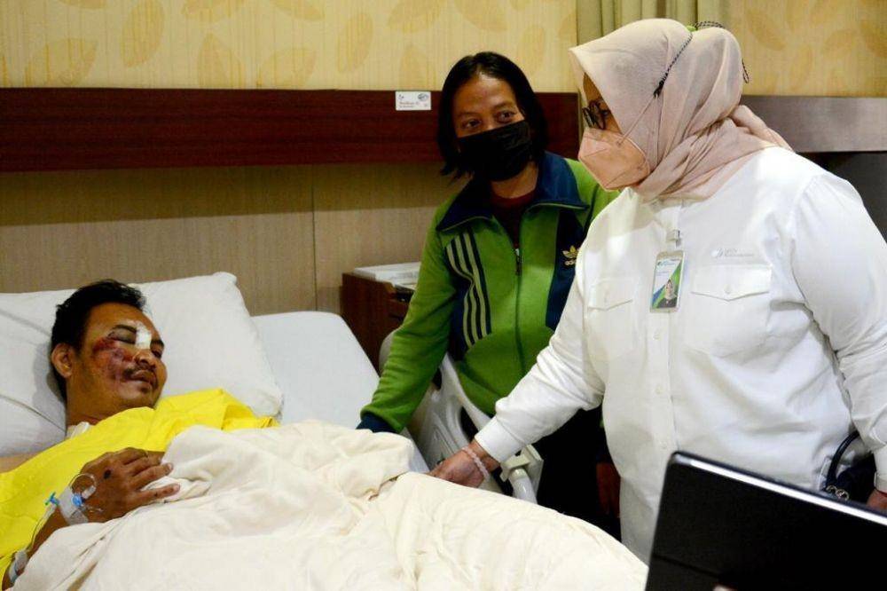 Direktur Pelayanan BPJAMSOSTEK Roswita Nilakurnia mengunjungi salah seorang korban kecelakaan di Rumah Sakit Permata Cibubur (Dok. BPJS Ketenagakerjaan)