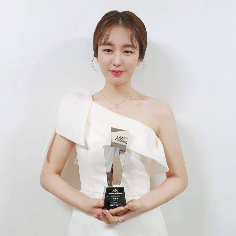 Ahn Eun Jin (instagram.com/eunjin___a)
