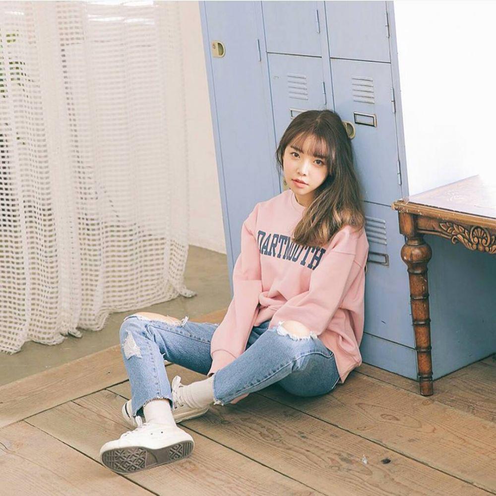 ripped jeans (instagram.com/ootdkoreaa)